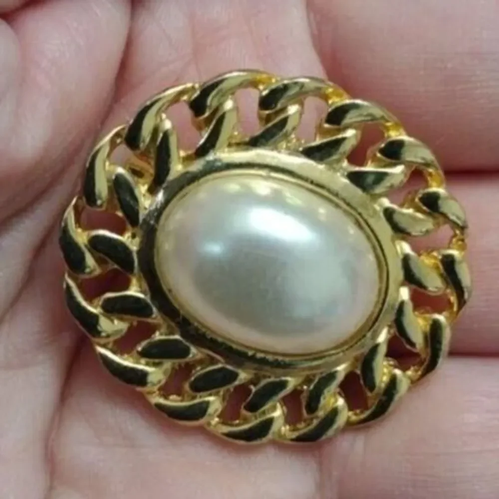 Vintage gold tone oval brooch faux pearl chain